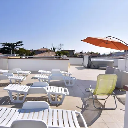 In Mit Grosser Terrasse Apartment Umag