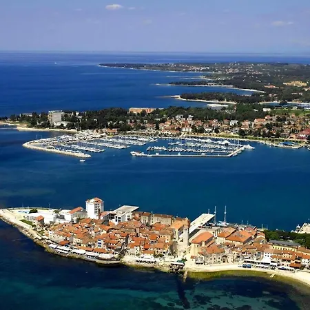 In Mit Grosser Terrasse Umag