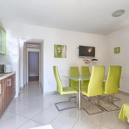In Mit Grosser Terrasse Apartment Umag